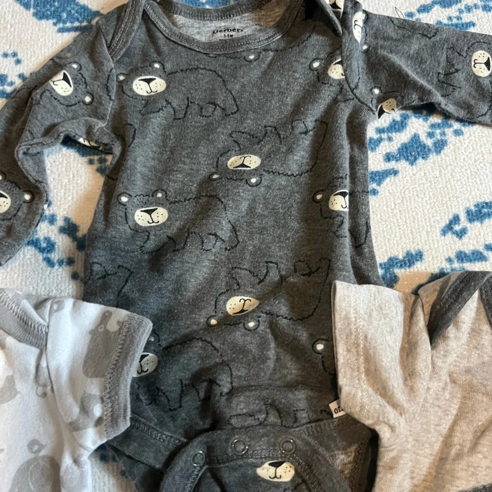 BUNDLE Gerber Gray and White Bodysuits Essential One Pieces